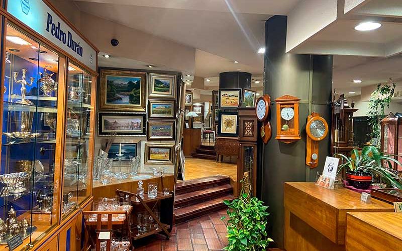 Interior de tienda con cuadros clásicos