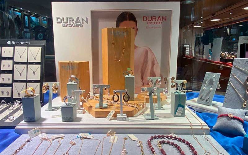 Escaparate de collares y colgantes