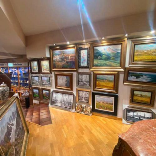 Interior de tienda con cuadros enmarcados