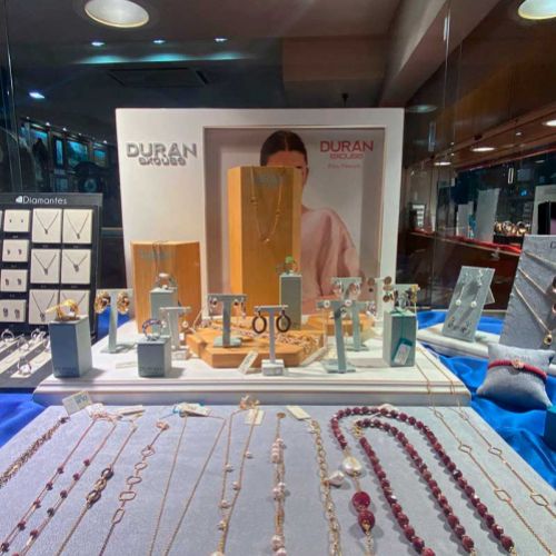 Escaparate de collares y colgantes