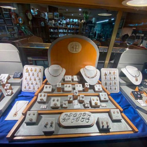 Escaparate de pulseras, pendientes y anillos
