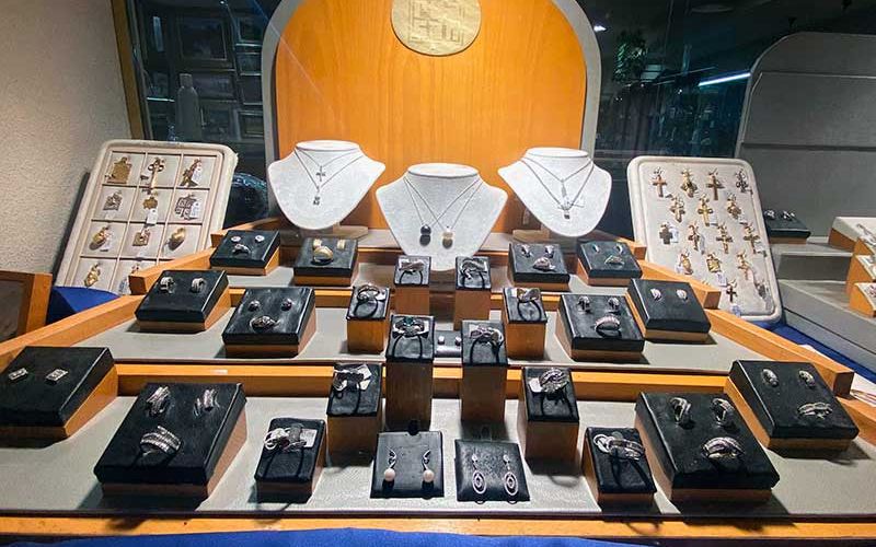 Expositor de joyería con piezas variadas