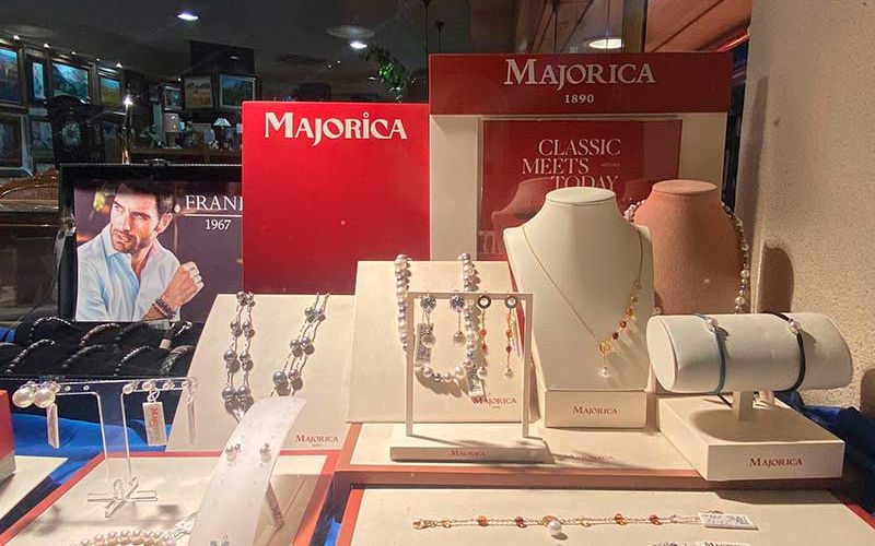 Expositor de pulseras y collares