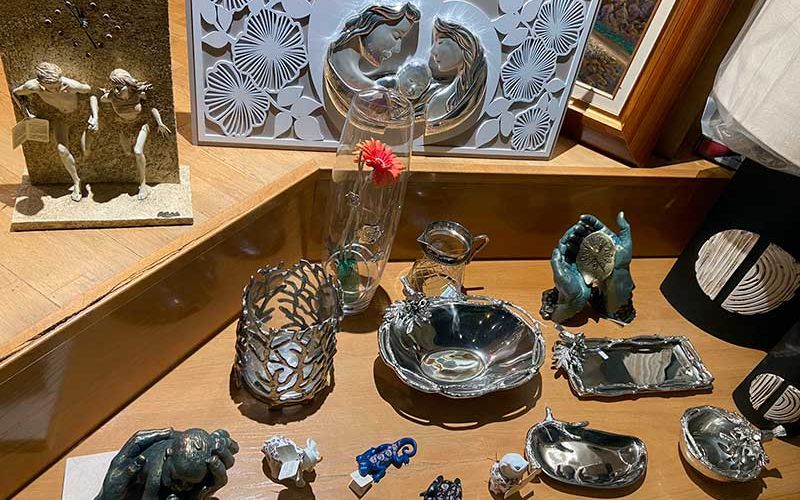 Bandejas, relojes, figurillas o otros objetos de regalos