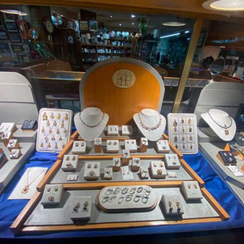 Escaparate de pulseras, pendientes y anillos