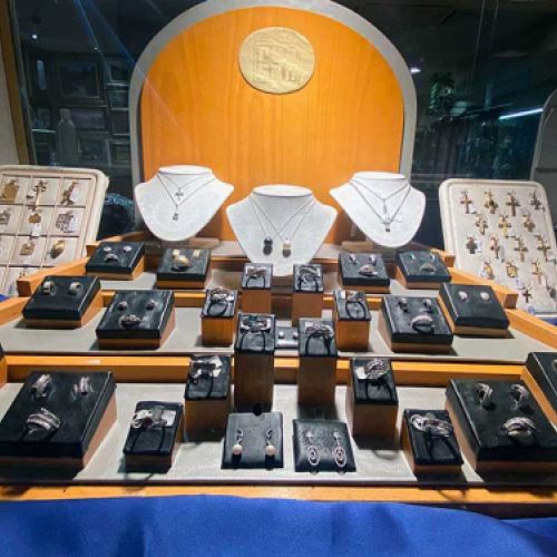 Expositor de joyería con piezas variadas