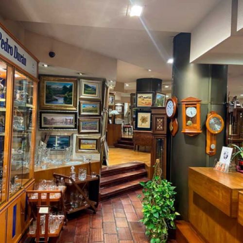 Interior de tienda con cuadros clásicos