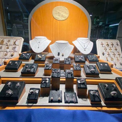 Expositor de joyería con piezas variadas